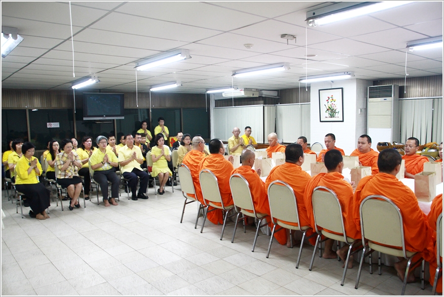 ﻿กรมบังคับคดีจัดกิจกรรมทำบุญตักบาตรเนื่องในวันเฉลิมพระชนมพรรษาสมเด็จพระเจ้าอยู่หัวมหาวชิราลงกรณ บดินทรเทพยวรางกูร 66 พรรษา 28 กรกฎาคม 2561